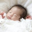 寝起きの赤ちゃんが白目をむくのはなぜ？