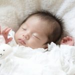 寝起きの赤ちゃんが白目をむくのはなぜ？白目寄り目の原因と対処法