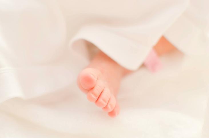 寝るときに赤ちゃんの靴下は必要ない？