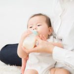 ミルクが多すぎる？赤ちゃんが吐き戻しをする原因と３つの対処法